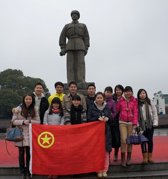 “学雷锋，献爱心”——中国共产主义青年团九游官方网站-九游jiuyou(中国)
发展集团股份有限公司委员会开展慰问贫困学生助学活动